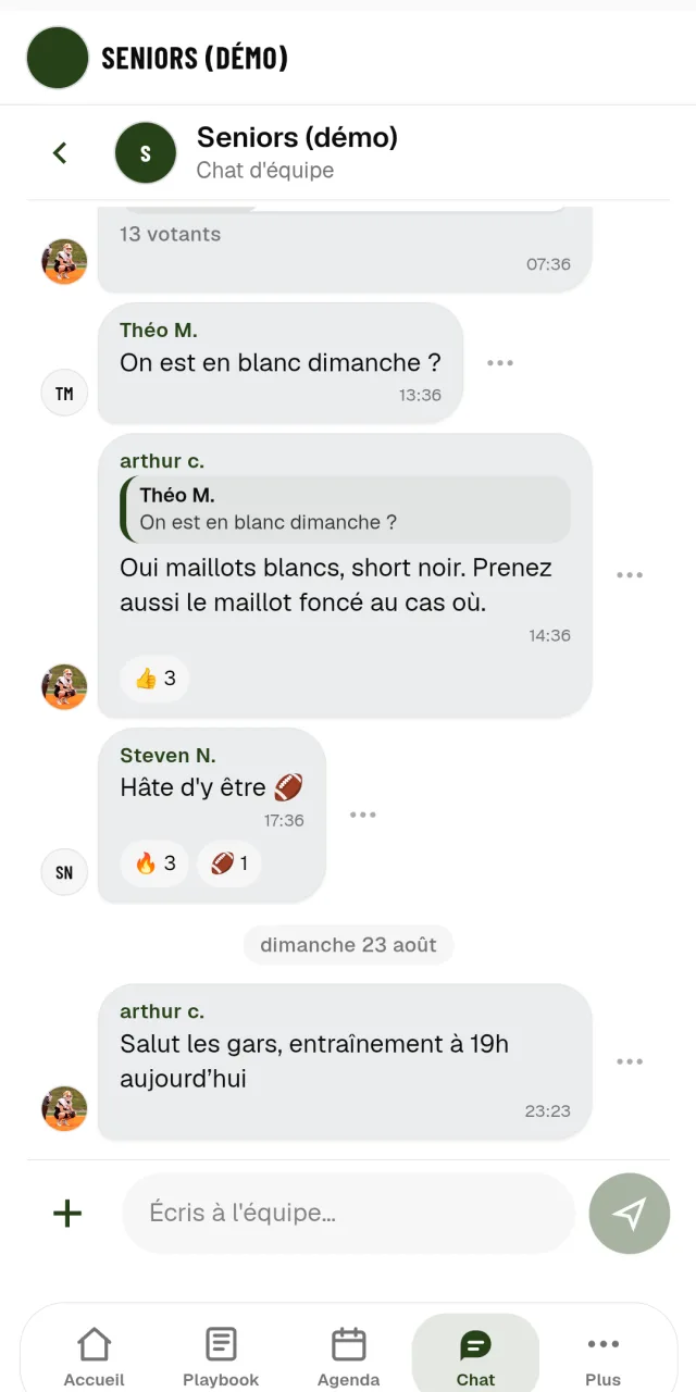 Le chat d'équipe&nbsp;: un sondage à 13 votants, une question sur la couleur des maillots et la réponse du coach.